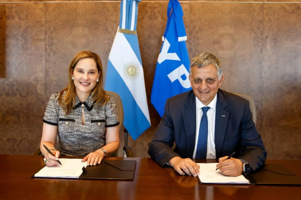 Ana Simonato de Chevron y Horacio Marín de YPF en la firma por el IVM.