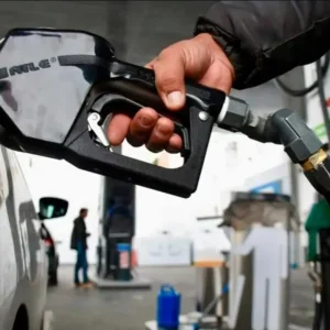 Impuesto a los combustibles: vuelven a postergar la aplicación de la actualización plena para evitar el impacto en el surtidor