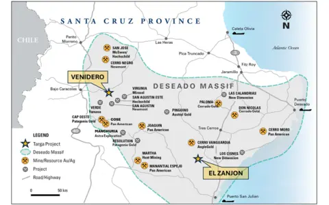 El Zanjon abarca actualmente unas 57.276 hectáreas y se encuentra a unos 30 kilómetros al sur de la mina Cerro Vanguardia, operada por AngloGold