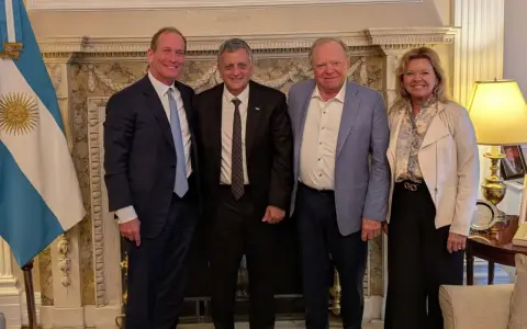 Horacio Marín, CEO de YPF, junto con Harold Hamm, pionero del shale en EEUU (en el centro), en el Consulado Argentino en Nueva York