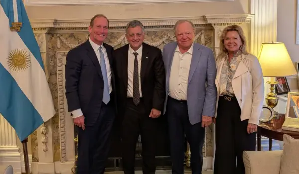 Horacio Marín, CEO de YPF, junto con Harold Hamm, pionero del shale en EEUU (en el centro), en el Consulado Argentino en Nueva York