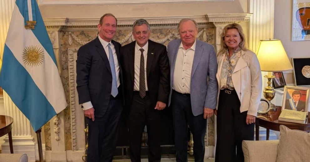Horacio Marín, CEO de YPF, junto con Harold Hamm, pionero del shale en EEUU (en el centro), en el Consulado Argentino en Nueva York.