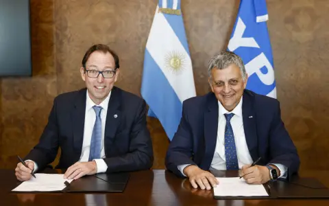 Germán Burmeister, presidente de Shell para Argentina, Chile y Uruguay, firma el acuerdo junto a Horacio Marín, presidente y CEO de YPF