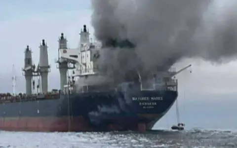 Una columna de humo se levanta del carguero ‘Mayuree Naree’ en el estrecho de Hormuz, este miércoles
