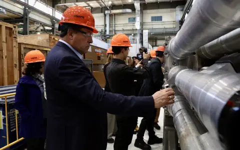 La tecnología CANDU destaca por su uso de uranio natural, recarga en línea y alta flexibilidad de combustible