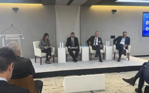 Marín, Mindlin y Bulgheroni, durante la conversación sobre el proyecto Argentina LNG