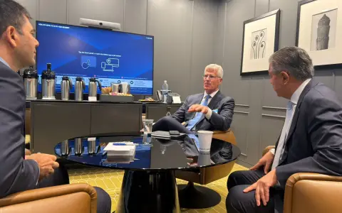 Mark Nelson junto al gobernador Rolando Figueroa en el Argentina Week