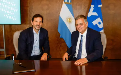 El CEO de Pampa Energía, Gustavo Mariani, junto a su par de YPF, Horacio Marín.