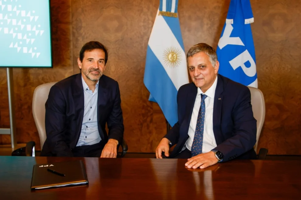 El CEO de Pampa Energía, Gustavo Mariani, junto a su par de YPF, Horacio Marín.