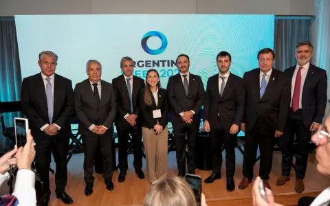 Los gobernadores con Luis Caputo en la reunión de IDEA en el marco de Argentina Week.