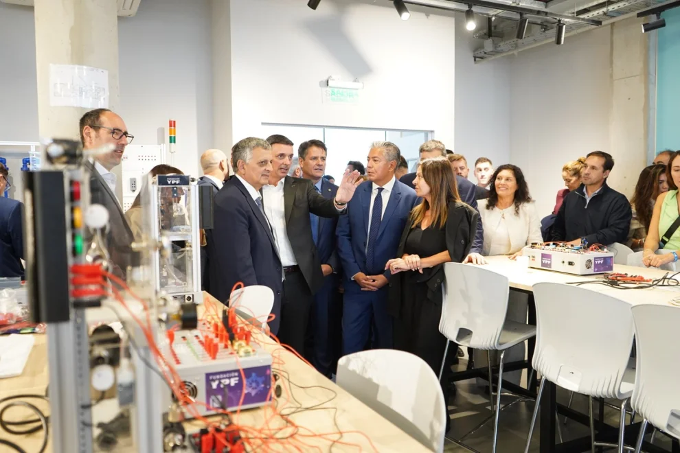 La recorrida oficial por uno de los laboratorios del IVM.