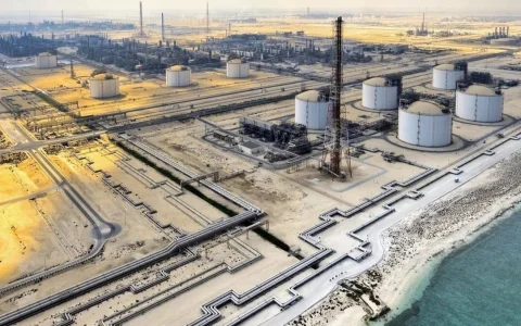 Cuando drones iraníes atacaron las instalaciones de Ras Laffan y Mesaieed, QatarEnergy detuvo la producción y declaró fuerza mayor