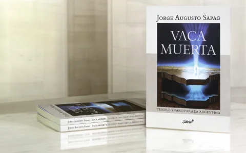 La publicación no es una autobiografía ni un manual técnico. Es algo más difícil de construir: un testimonio de primera mano 