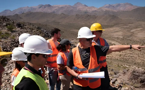 Durante la campaña se estima que entre 30 y 40 personas trabajarán directamente en campo, incluyendo perforistas, geólogos y personal de logística.