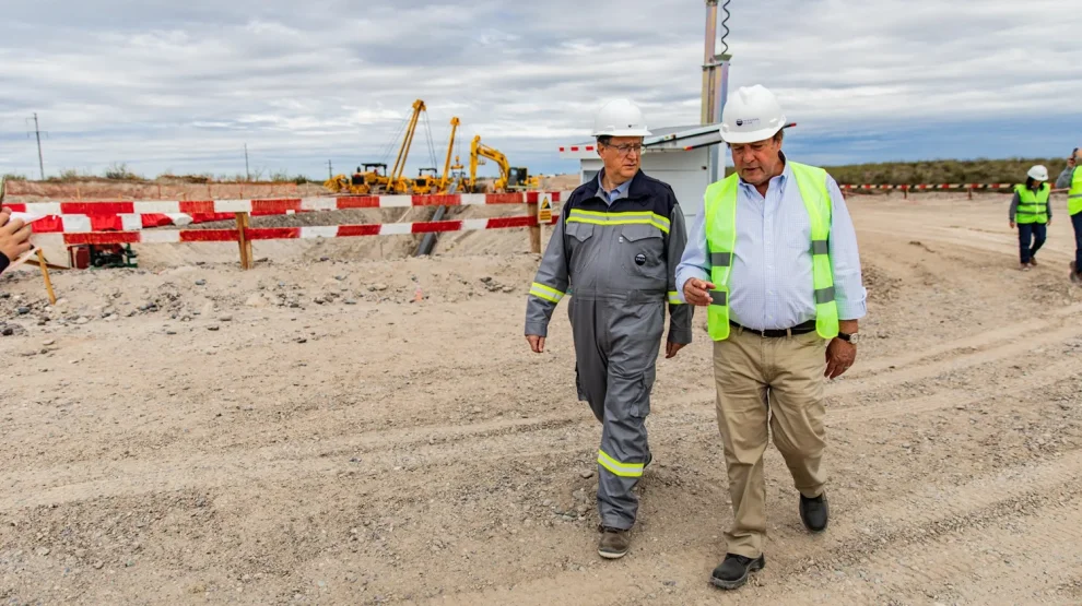 Gustavo Chaab, CEO de VMOS, con el gobernador rionegrino Alberto Weretilneck.