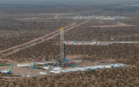 La compañía arrancó la campaña en el bloque Loma Jarillosa Este con una inversión de entre u$s 80 y 100 millones para 2026