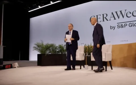 Descalzi en su diálogo con el analista Daniel Yergin