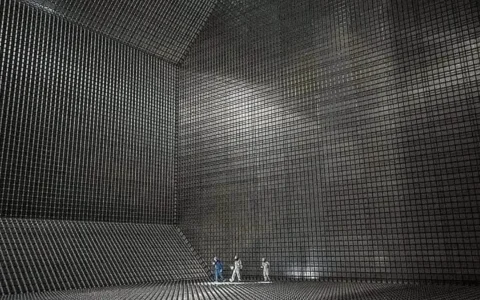 Lo que parece decoración es ingeniería de precisión: cada cuadrado de esa cuadrícula es un panel de aislación prefabricado