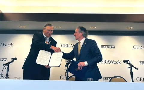 El CEO de TotalEnergies y el secretario de Interior de los EE.UU., Doug Burgum
