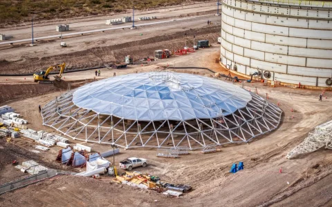 Los súper tanques de VMOS en Punta Colorada que almacenarán el shale oil de Vaca Muerta