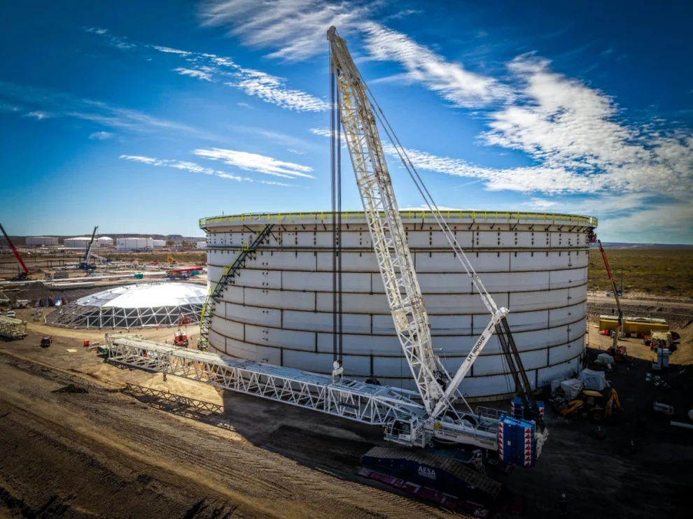 Los tanques de VMOS tienen una capacidad de almacenamiento de 120.000 m3 cada uno, los más grandes de Argentina.
