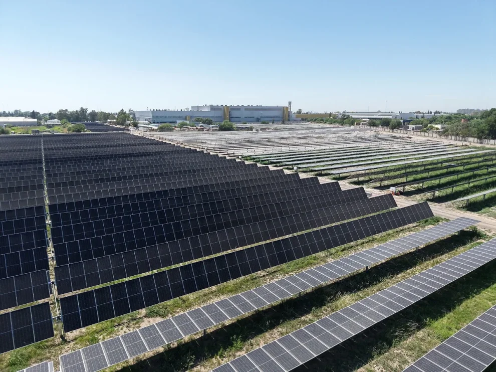 El parque cuenta con paneles bifaciales de última generación y tecnología de tipo “trackers” (seguidores solares)