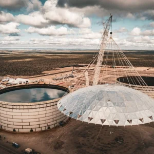 VMOS: realizan la prueba de hermeticidad de uno de los tanques de Allen e inician la colocación del domo