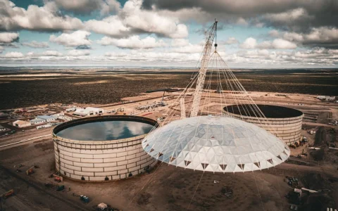 Los domos de acero y aluminio pesan 57 toneladas y techarán todos los tanques del proyecto en Allen y Punta Colorada