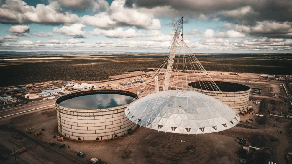 Los domos de acero y aluminio pesan 57 toneladas y techarán todos los tanques del proyecto en Allen y Punta Colorada.