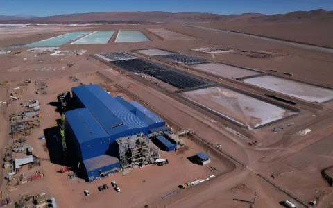 Sal de Oro se ubica en el sector NorNoreste del Salar del Hombre Muerto, en la zona de cooperación entre las provincias de Catamarca y Salta