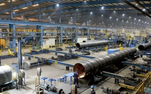 El ducto que une Tratayén con el Golfo San Matías tendrá 471 kilómetros. Los tubos con costura quedaron a cargo de Welspun, de India. 