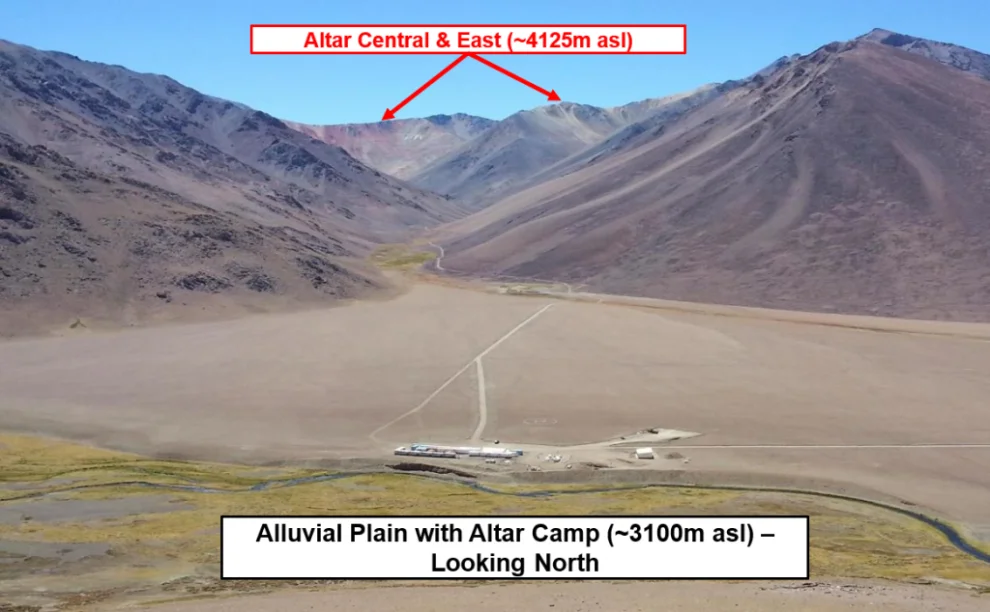 La planicie aluvial sobre la que Aldebaran prevé construir el campamento de su proyecto de cobre Altar en la cordillera sanjuanina