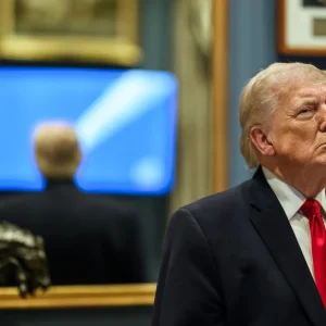 Trump anunció un cobro del 20% por custodiar el estrecho de Ormuz y el petróleo se disparó a u$s 80