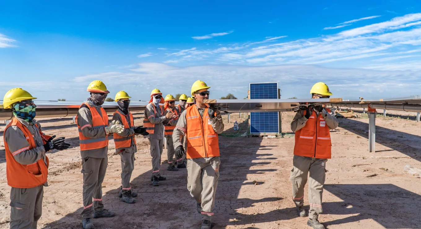 El equipo de Solar DQD coloca los últimos paneles de la segunda etapa del Parque Solar El Quemado, en Mendoza