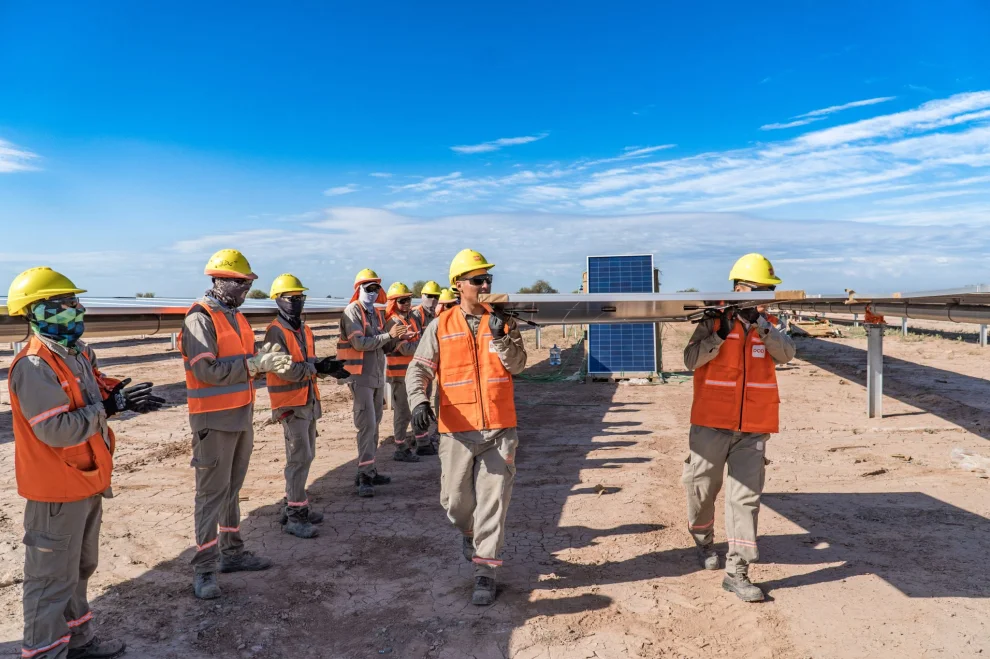 El equipo de Solar DQD coloca los últimos paneles de la segunda etapa del Parque Solar El Quemado, en Mendoza