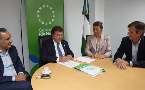 El Gobernador Alberto Weretilnek firma el acuerdo en la Casa de Río Negro en Buenos Aires