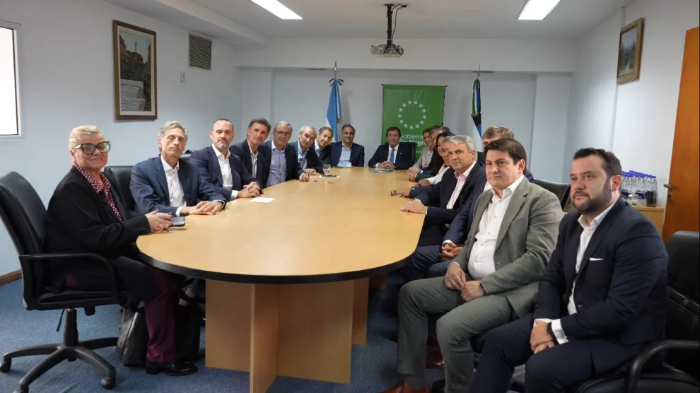 Los directivos de ambas compañías en la Casa de la Provincia de Río Negro en Buenos Aires