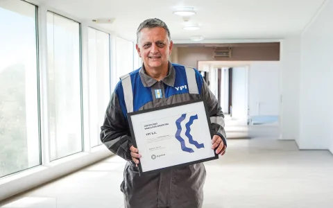 Horacio Marín, CEO y presidente de YPF, recibe el certificado Marca País Argentina, impulsando aún más la proyeccción internacional de la compañía