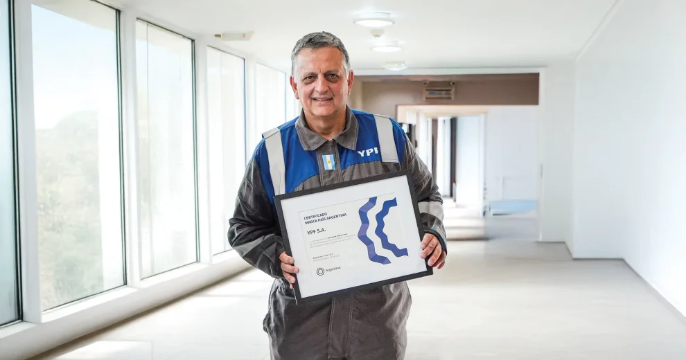 Horacio Marín, CEO y presidente de YPF, recibe el certificado Marca País Argentina que potencia internacionalmente a la compañía