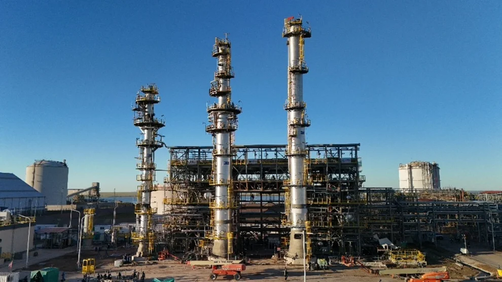 MEGA tiene su planta de fraccionamiento en Bahía Blanca, pero todo empieza en Loma La Lata, en Neuquén, con la planta separadora.