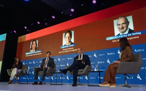 María Eugenia Sampalione (Newmont), Ignacio Costa (Río Tinto) y Martín Pérez de Solay (Glencore) en el AmCham Summit 2026