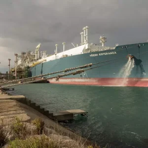 FSRU Höegh Esperanza en Wilhelmshaven. Inyecta hasta 5.000 millones de m³ anuales al sistema gasífero de Alemania: cerca del 6% de la demanda total