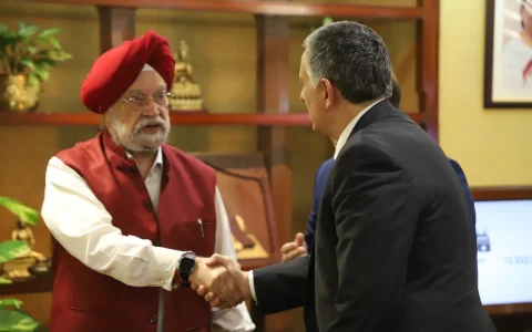 En septiembre de 2024, Horacio Marín, CEO de YPF, se encontró con Hardeep Singh Puri, ministro de la Unión de Petróleo y Gas Natural de la India