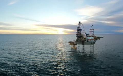 Fénix. Harbour tiene 37,5%, asociada con TotalEnergies Austral (37,5%, operadora) y Pan American Energy (25%). Aportó 52 kboepd de gas en 2025