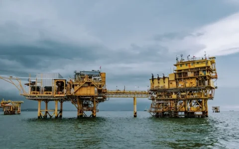 El 2 de marzo, Navitas Petroleum anunció su farm-in para tomar el 65% restante de PL001, sujeto a aprobación regulatoria isleña