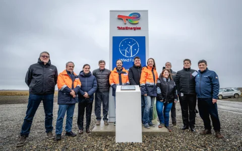 Del acto de inauguración participaron directivos de TotalEnergies y el Gobernador de la Provincia de Tierra del Fuego