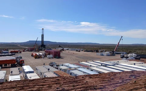 In 2022, Neuquén Province granted Chevron Argentina a new unconventional exploitation concession over the eastern part of the block for 35 years