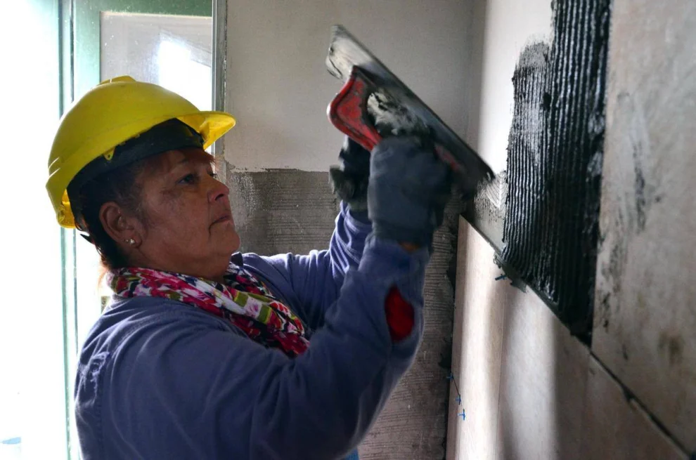 El cambio está en que las mujeres ahora también están incorporadas al corazón operativo de la obra: trabajadoras con casco y oficio