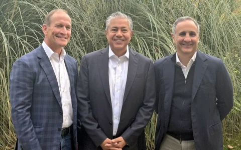 Doug Lawler de Continental Resources, el gobernador neuquino Rolando Figueroa y Marcos Bulgheroni de PAE.