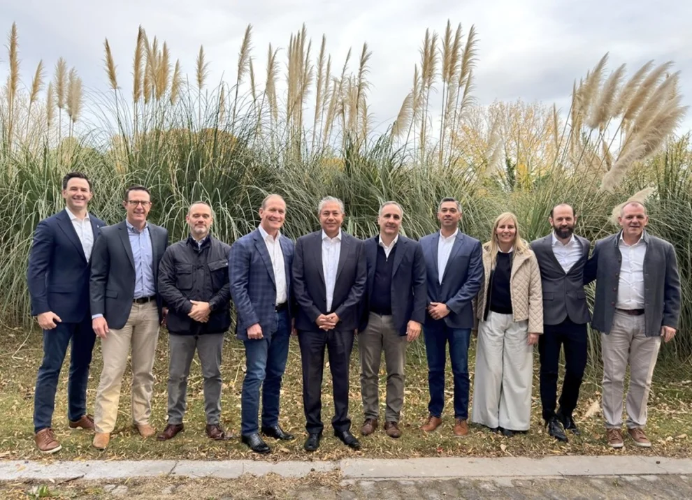 El gobernador Rolando Figueroa junto a los equipos de trabajo de PAE y Continental.